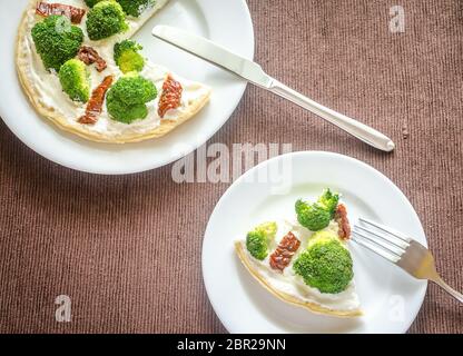 Quiche au brocoli et tomates séchées au soleil Banque D'Images