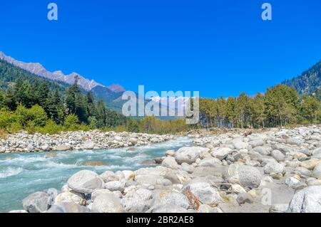Vue panoramique magnifique sur le paysage de la vallée de l'Himalaya de 'MANALI-LEH-ROAD, KULLU, le Jammu-et-Cachemire, Himachal Pradesh, Inde, Asie Banque D'Images