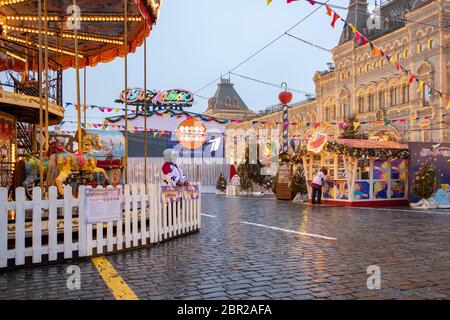 Maslenitsa : célébration nationale traditionnelle. Décor de vacances sur la place Rouge dans la ville de Moscou, Russie. Marché, foire à proximité DE GUM (grand magasin de l'État) Banque D'Images