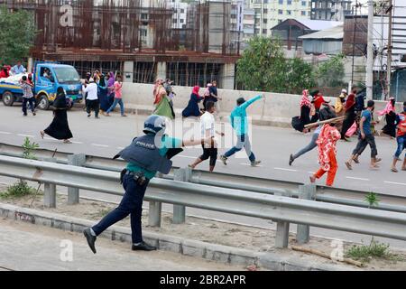 Dhaka, Bangladesh - 20 mai 2020 : les travailleurs du vêtement bangladais bloquent une route lorsqu'ils se rassemblent pour protester contre leurs salaires impayés dans tout le pays Banque D'Images