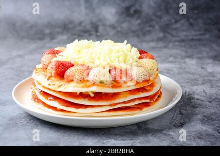 Pizza au fromage et fraise, doux, Pizza Pizza gâteau pn fond blanc Banque D'Images