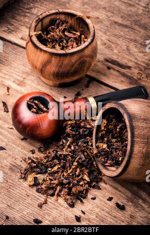 Les feuilles de tabac à pipe sur fond de bois Banque D'Images