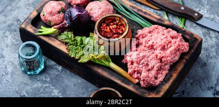 Boulettes de viande de boeuf cru vigueur-viande sur board.cuisine de la viande du boeuf haché cru Banque D'Images