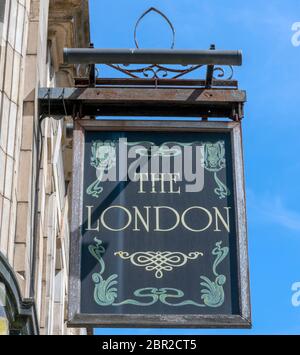 Panneau traditionnel de pub suspendu à l'hôtel de Londres - maison publique - 2 Terminus Terrace, Southampton, Hampshire, Angleterre, Royaume-Uni Banque D'Images