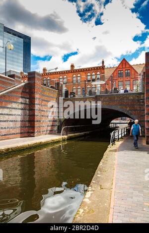 Une vue du tunnel Broad Street tunnel a également appelé le pont Black Sabbath, sur la ligne Old Line du canal de Birmingham, West Midlands, Royaume-Uni Banque D'Images