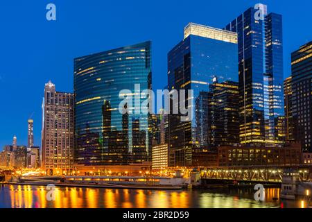 L'horizon de Chicago situé le long de la rivière Chicago à Chicago Wolf edition de la ville de Chicago dans l'Illinois aux États-Unis. Coucher du soleil Banque D'Images