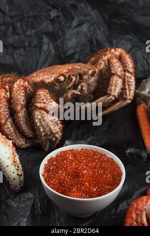 Gros plan de crabe poilu avec plaque de caviar rouge Banque D'Images