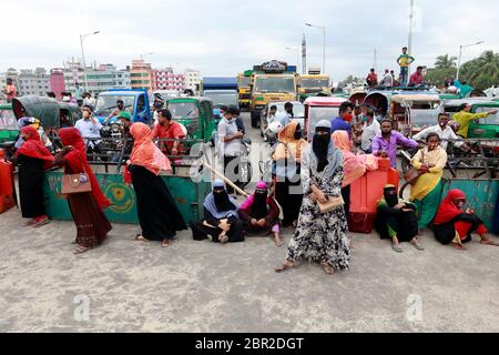 Dhaka, Bangladesh - 20 mai 2020 : les travailleurs du vêtement bangladais bloquent une route lorsqu'ils se rassemblent pour protester contre leurs salaires impayés dans tout le pays Banque D'Images