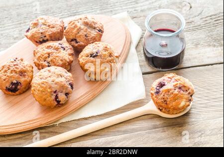 Muffins cerise sur la planche de bois Banque D'Images