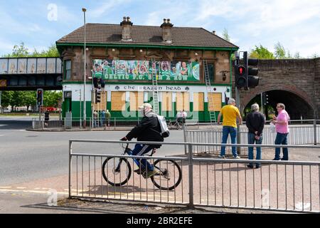 Gorbals, Glasgow, Écosse, Royaume-Uni. 20 mai 2020. Malgré sa fermeture en raison de la pandémie du coronavirus, le Brazen Head a toujours célébré le fait que le Celtic devenait champion écossais de la création pour la 9e saison consécutive. La photo montre la bannière disant 'Celtic F.C 9 in a Row' en cours d'ériger comme les locaux à surveiller sur le crédit: Kay Roxby/Alay Live News Banque D'Images