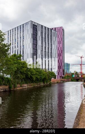 Vue sur le canal de Birmingham et Fazeley en direction de New Town Row, Birmingham, West Midlands, Royaume-Uni Banque D'Images