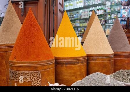 Stand d'épices typique de la ville de Marrakech, avec les épices en forme de pyramide parfaite Banque D'Images