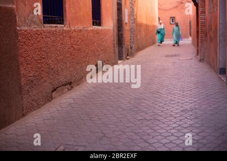 Ruelle à Marrakech avec deux femmes arabes en arrière-plan avec tunica et hijab Banque D'Images