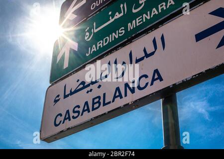 Panneau direction Casablanca avec ciel bleu en arrière-plan et sunbeam Banque D'Images