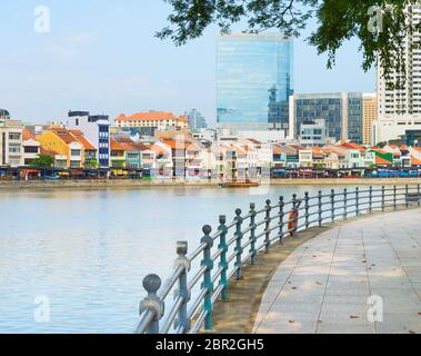Bâtiments colorés de Boat Quay et de bâtiments modernes façades vue depuis Singapour embankment Banque D'Images