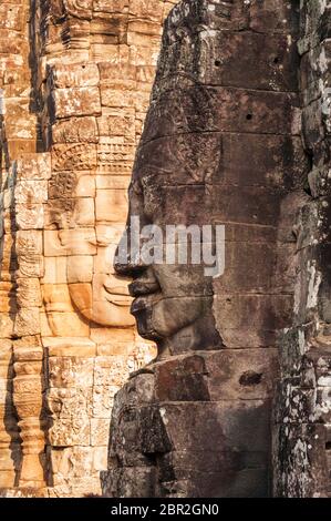 Bouddha souriant fait face au temple de Bayon. Thom d'Angkor. Angkor, site du patrimoine mondial de l'UNESCO, province de Siem Reap, Cambodge, Asie du Sud-est Banque D'Images