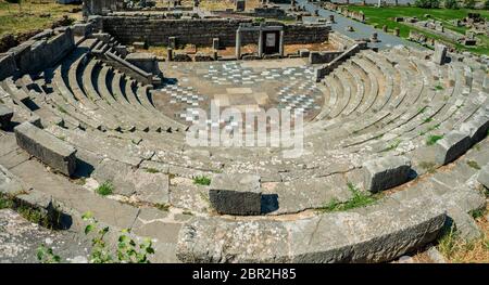 Le 'Ekklesterion' ('salle d'Assemblée') une construction de théâtre dans l'ancien Messène (ou Messini), préfecture de Messinia, Péloponnèse, Grèce Banque D'Images