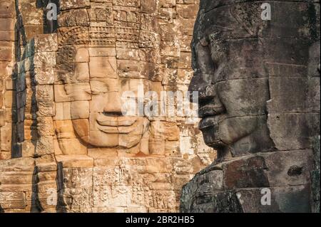 Bouddha souriant fait face au temple de Bayon. Thom d'Angkor. Angkor, site du patrimoine mondial de l'UNESCO, province de Siem Reap, Cambodge, Asie du Sud-est Banque D'Images