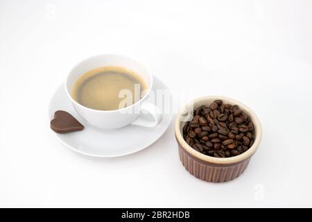 Café fraîchement préparé avec pot de grains de café Banque D'Images