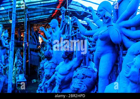 Modèle en argile à la main de 'Maa Durga Durga Devi' ou ''- femme hindoue idole. Elle s'emboîte le début de ville célèbre festival Bengali de Calcutta ou Calcutta Banque D'Images