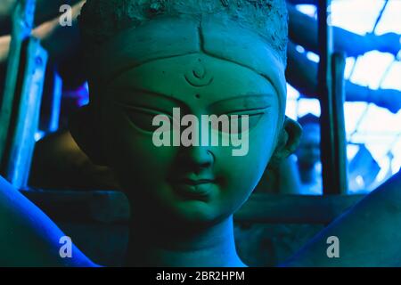Modèle en argile à la main de 'Maa Durga Durga Devi' ou ''- femme hindoue Idol close up. Elle s'emboîte le début de ville célèbre festival Bengali de Calcutta ou Banque D'Images