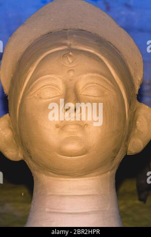 Modèle en argile à la main de 'Maa Durga Durga Devi' ou ''- femme hindoue Idol close up. Elle s'emboîte le début de ville célèbre festival Bengali de Calcutta ou Banque D'Images