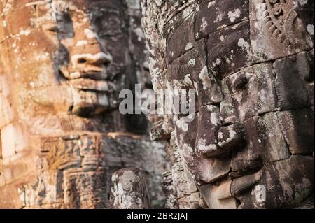 Bouddha souriant fait face au temple de Bayon. Thom d'Angkor. Angkor, site du patrimoine mondial de l'UNESCO, province de Siem Reap, Cambodge, Asie du Sud-est Banque D'Images