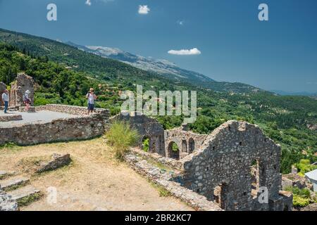 Ruines à côté de l'église Sainte-Sophie dans le médiéval, byzantin 'castletown' de Mystras, à proximité de la ville de Sparta, Laconia, Péloponnèse. Banque D'Images