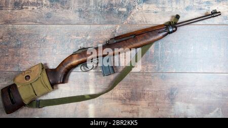 Un militaire vintage m1 carbine fusil, avec un clip Deux poche sur le stock sur fond de bois Banque D'Images