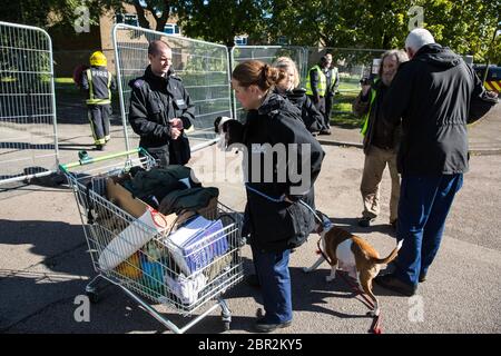 Londres, Royaume-Uni. 23 septembre 2015. Les policiers vérifient les effets personnels, y compris les chiots, d'un activiste de logement expulsé par les huissiers de la maison de Sweets Way. Un groupe de militants du logement appelant à une meilleure offre de logements sociaux à Londres a occupé des propriétés sur le domaine de 142 maisons à Whetstone afin d'essayer d'empêcher l'expulsion du dernier résident sur le domaine et la démolition et le réaménagement prévus de l'ensemble du domaine par Barnett Council et Annington Property Ltd. Crédit : Mark Kerrison/Alamy Live News Banque D'Images