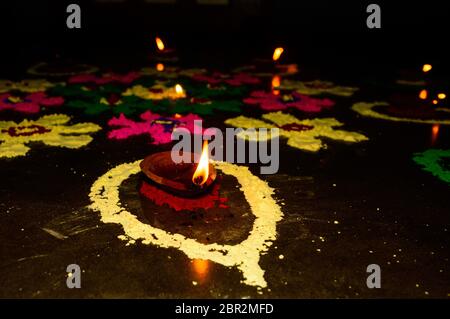 Happy Diwali, le festival affiche décoration fond isolé. Creative lampes à huile avec ornement décoratif. Avec l'arrière-plan coloré brillant, lumineux Banque D'Images