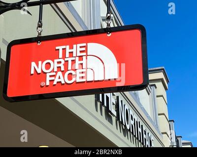 Roermond, pays-Bas - Mai 19. 2020: Vue sur la façade avec logo de la compagnie de produits de loisirs de plein air North face à l'entrée du magasin Banque D'Images