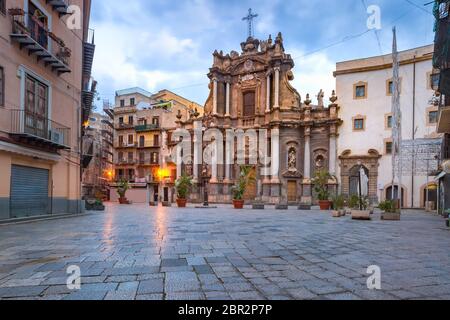 Belle vue du matin sur l'église baroque de Saint Anne la Mercy à Palerme, Sicile, Italie du Sud Banque D'Images