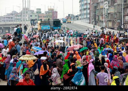 Dhaka, Bangladesh - 20 mai 2020 : les travailleurs du vêtement bangladais bloquent une route lorsqu'ils se rassemblent pour protester contre leurs salaires impayés dans tout le pays Banque D'Images