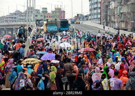 Dhaka, Bangladesh - 20 mai 2020 : les travailleurs du vêtement bangladais bloquent une route lorsqu'ils se rassemblent pour protester contre leurs salaires impayés dans tout le pays Banque D'Images