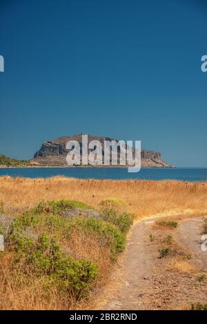 Vue impressionnante sur le Grand Rocher de l'île de Monemvasia et le château médiéval de Laconia contre un ciel bleu profond. Monemvasia a également été dubb Banque D'Images
