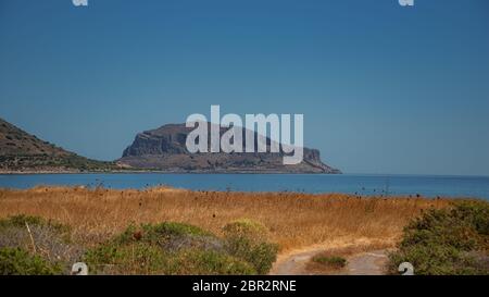 Vue impressionnante sur le Grand Rocher de l'île de Monemvasia et le château médiéval de Laconia contre un ciel bleu profond. Monemvasia a également été dubb Banque D'Images
