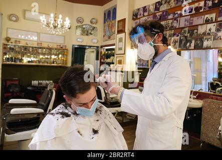 Milan, coronavirus, phase 2 réouverture de l'Antica Barberia Colla dans la via Morone (Duilio Piaggesi/Fotogramma, Milan - 2020-05-20) p.s. la foto e' utilizzabile risnel petto del contento in cui e' stata scattata, e senza intento amatorio del decorestro presento Banque D'Images