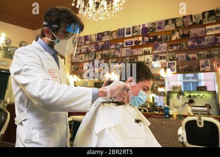 Milan, coronavirus, phase 2 réouverture de l'Antica Barberia Colla dans la via Morone (Duilio Piaggesi/Fotogramma, Milan - 2020-05-20) p.s. la foto e' utilizzabile risnel petto del contento in cui e' stata scattata, e senza intento amatorio del decorestro presento Banque D'Images