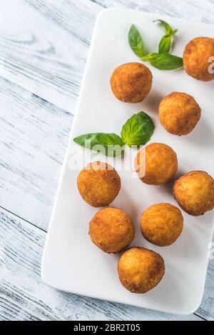 Arancini sur la plaque blanche Banque D'Images