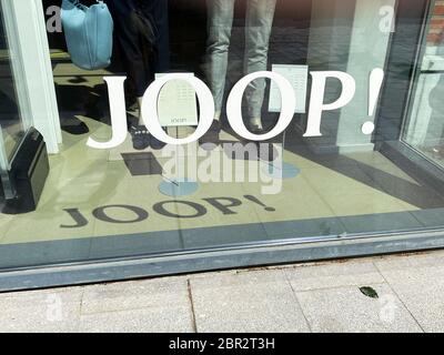 Roermond, pays-Bas - Mai 19. 2020: Vue sur la façade avec logo de la société de mode Joop à l'entrée du magasin Banque D'Images