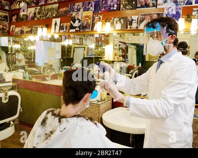 Milan, coronavirus, phase 2 réouverture de l'Antica Barberia Colla dans la via Morone (Duilio Piaggesi/Fotogramma, Milan - 2020-05-20) p.s. la foto e' utilizzabile risnel petto del contento in cui e' stata scattata, e senza intento amatorio del decorestro presento Banque D'Images