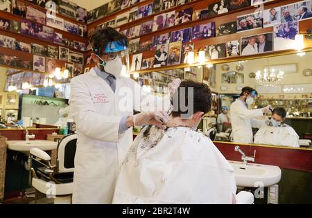 Milan, coronavirus, phase 2 réouverture de l'Antica Barberia Colla dans la via Morone (Duilio Piaggesi/Fotogramma, Milan - 2020-05-20) p.s. la foto e' utilizzabile risnel petto del contento in cui e' stata scattata, e senza intento amatorio del decorestro presento Banque D'Images