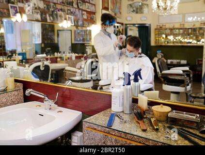 Milan, coronavirus, phase 2 réouverture de l'Antica Barberia Colla dans la via Morone (Duilio Piaggesi/Fotogramma, Milan - 2020-05-20) p.s. la foto e' utilizzabile risnel petto del contento in cui e' stata scattata, e senza intento amatorio del decorestro presento Banque D'Images