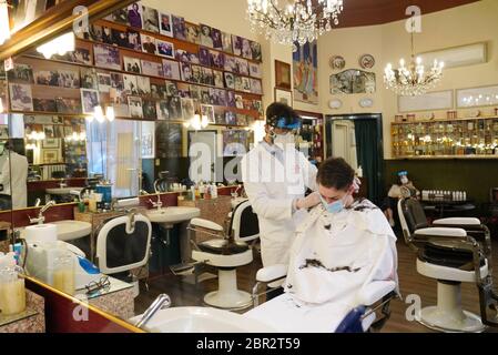 Milan, coronavirus, phase 2 réouverture de l'Antica Barberia Colla dans la via Morone (Duilio Piaggesi/Fotogramma, Milan - 2020-05-20) p.s. la foto e' utilizzabile risnel petto del contento in cui e' stata scattata, e senza intento amatorio del decorestro presento Banque D'Images