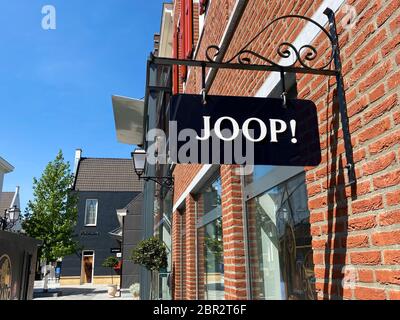 Roermond, pays-Bas - Mai 19. 2020: Vue sur la façade avec logo de la société de mode Joop à l'entrée du magasin Banque D'Images