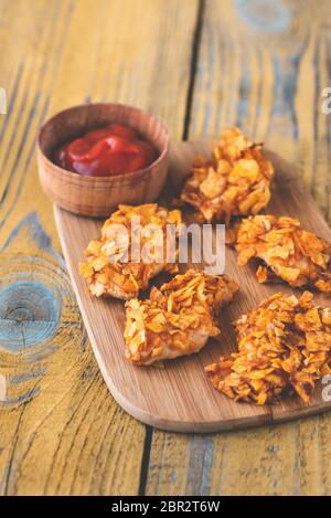 Bouchées de poulet barbecue avec du ketchup Banque D'Images