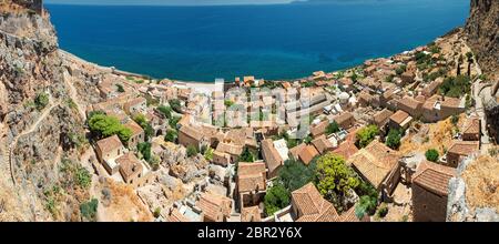 Vue panoramique depuis la citadelle sur la vieille ville de monemvasia à Greec Banque D'Images