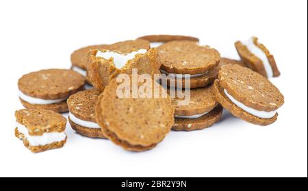 Biscuits à la crème de noisettes isolés sur fond blanc (gros plan) Banque D'Images