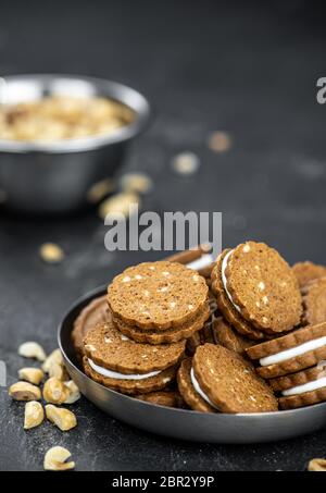 Cookies à la crème de noisettes en gros plan détaillé (mise au point sélective) Banque D'Images